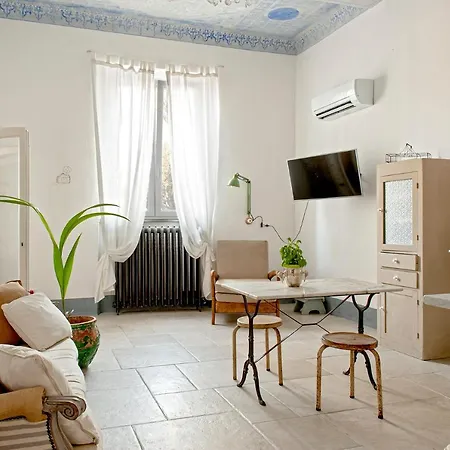 Piece En Rose Apartment